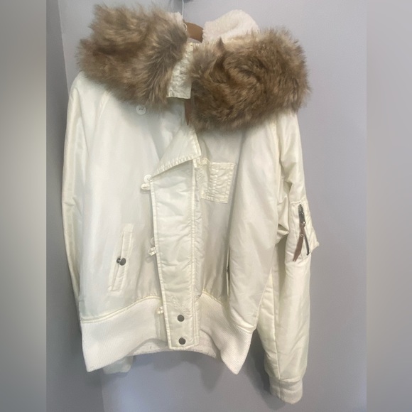 O'Neill Jackets & Blazers - O’Neill brand women’s coat w removable hood